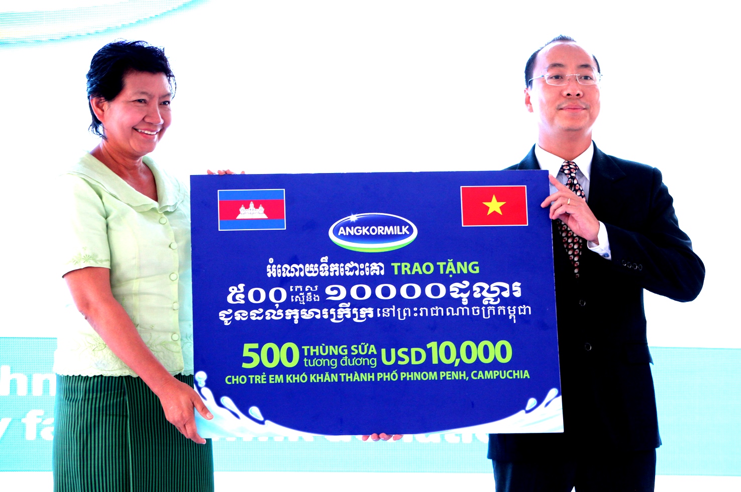 Tại lễ khánh thành Nhà máy Angkor, Ông Đoàn Quốc Khánh – Tổng Giám đốc Nhà máy Sữa Angkor đại diện Nhà máy đã gửi đến cho trẻ em nghèo của Phnom Penh 500 thùng sữa nước trị giá tương đương 10.000 USD để góp phần cải thiện tình trạng dinh dưỡng cho trẻ em Campuchia