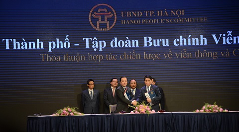 Chủ tịch UBND thành phố HN Nguyễn Đức Chung (bìa phải) ký kết Biên bản ghi nhớ hợp tác đầu tư với Tổng Giám đốc VNPT Phạm Đức Long.