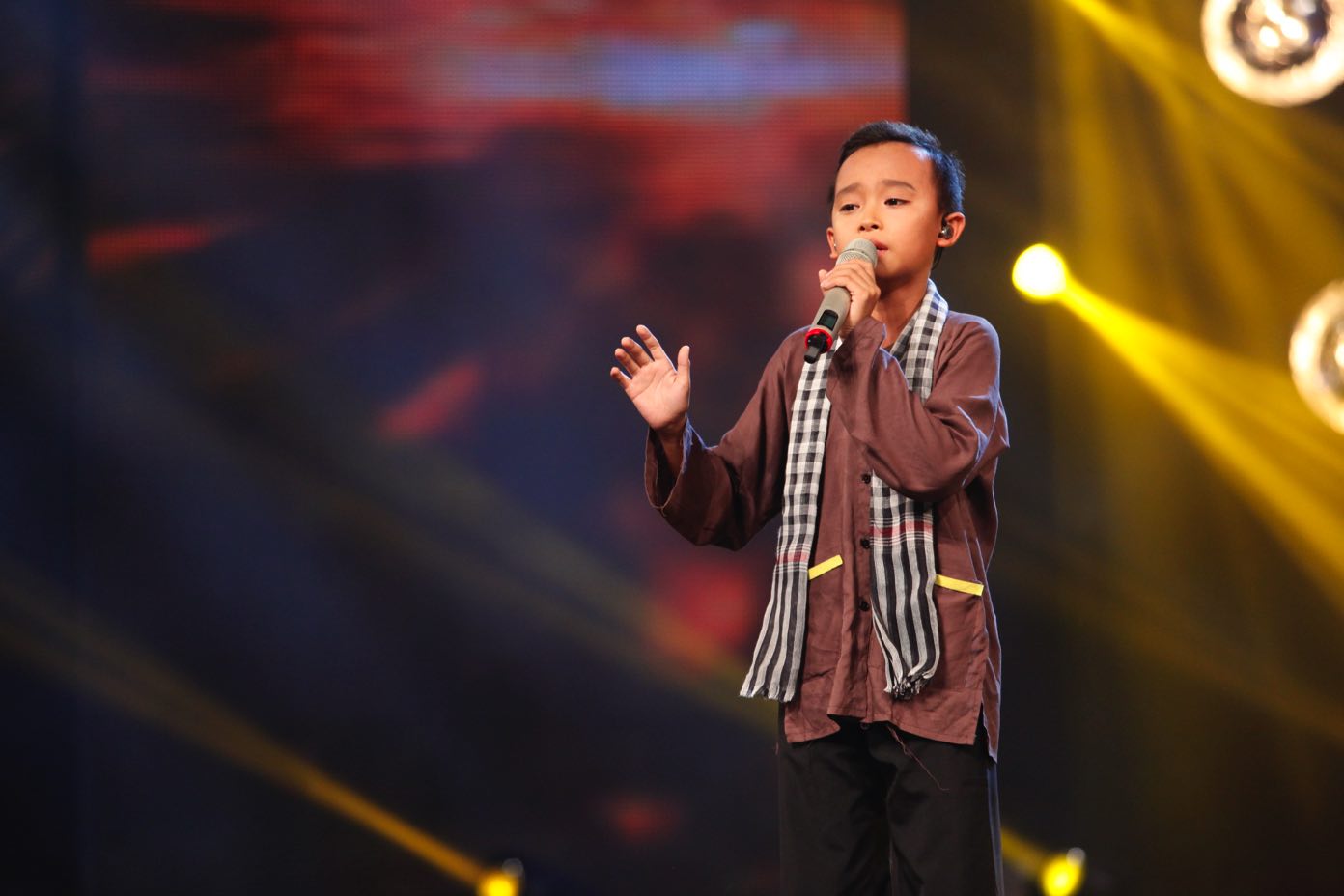 Vietnam Idol Kids: Hồ Văn Cường lại &quot;gây bão&quot;