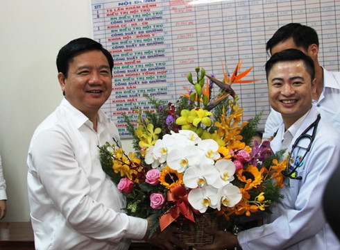 Bí thư Thành ủy TP.HCM Đinh La Thăng tặng hoa bác sĩ quốc tịch Mỹ về làm việc tại TP.HCM.