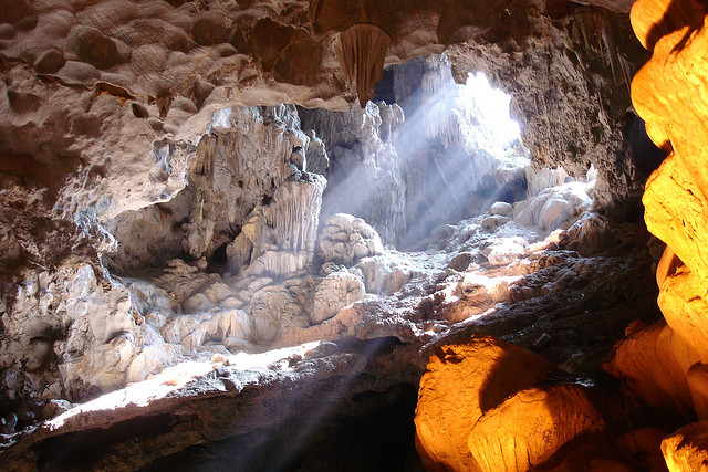 Ngắm hang động đẹp nhất trên Vịnh Hạ Long