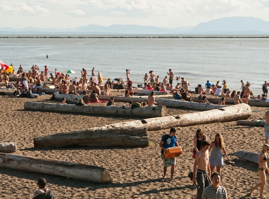 Wreck, Vancouver, Canada: Bãi biển nude lớn nhất Bắc Mỹ dài 7,8 km, và là một trong những bãi biển nhộn nhịp nhất Canada. Giới chức ở đây nỗ lực gìn giữ vẻ nguyên sơ của thiên nhiên, vì thế du khách có thể bắt gặp đại bàng và chim bói cá làm tổ ở khu rừng quanh đó. Mặc dù vậy, các quán hàng rong bán đồ ăn, kem chống nắng và các vật dụng cần thiết vẫn được phép bán bên bãi biển.