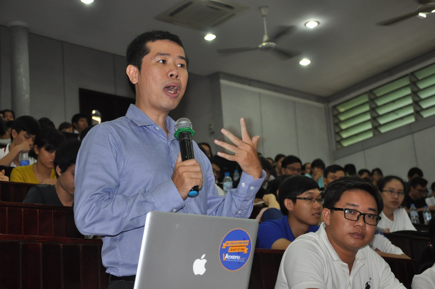 Anh Trần Nguyễn Lê Văn - đại diện nhóm tác giả “Vexere” - Đơn vị khởi nghiệp thành công, đã đạt giải Ba Nhân tài Đất Việt năm 2015 chía se với các sinh viên.