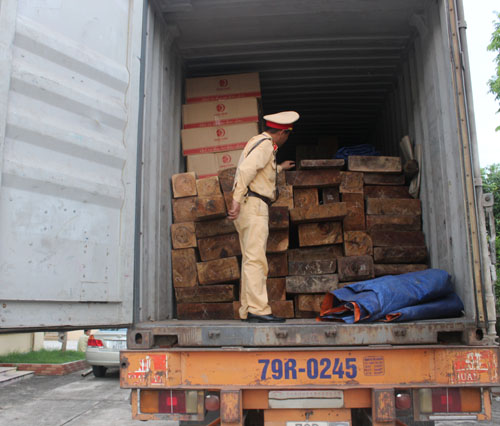Lực lượng Cảnh sát giao thông kiểm tra số gỗ lậu trên xe Contenner. Ảnh: Công an Thanh Hóa