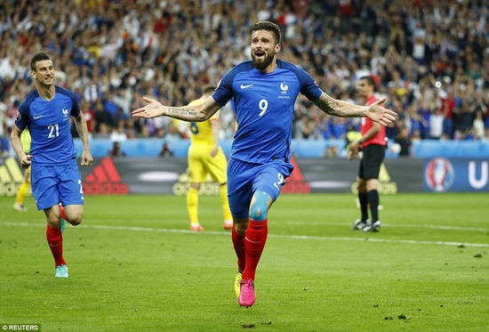Giroud ăn mừng bàn thắng mở tỉ số cho tuyển Pháp