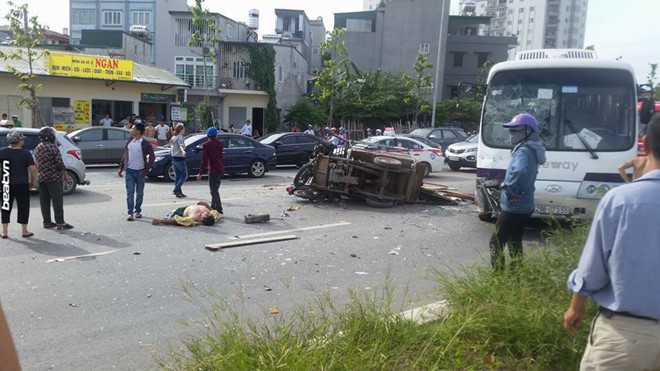 Chiếc xe lam và xe máy đổ chồng lên nhau sau va chạm với xe khách sáng 12/6. Ảnh: Dung Phan.