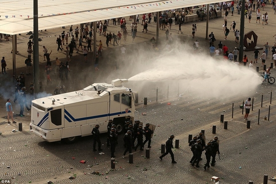 Khiến cảnh sát Pháp phải dùng tới vòi rồng, hơi cay để giải tán đám đông