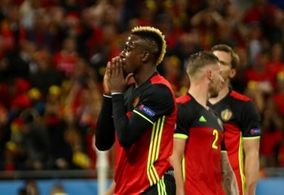 Cầu thủ Bỉ khoe tóc siêu dị trong trận thua Italia