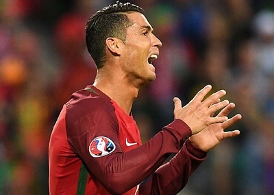Bị cầm hòa, C.Ronaldo cay cú mắng đối thủ