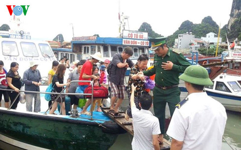 Du khách phải ở lại Cô Tô được đưa vào bờ an toàn sau đợt mưa lũ tháng 8/2015