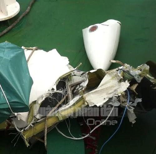 Các mảnh vỡ được cho là của máy bay CASA số hiệu 8983 của Cảnh sát biển Việt Nam vừa được trục vớt.