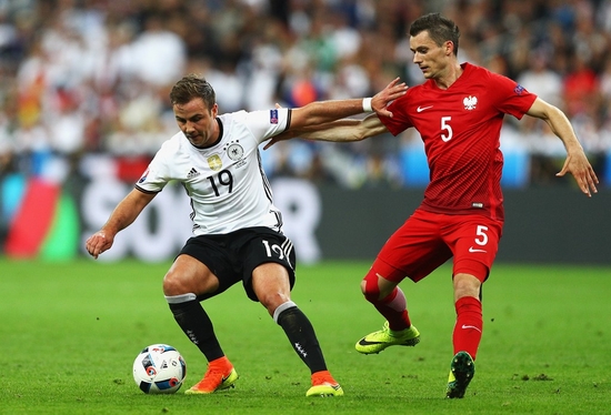 Hàng công tuyển Đức (áo trắng) thi đấu dưới sức trong trận gặp Ba Lan