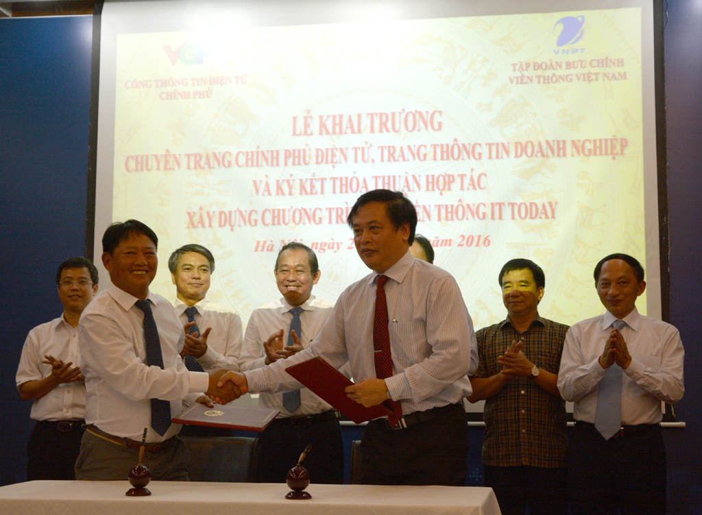 Tổng giám đốc Cổng TTĐT Chính phủ Vi Quang Đạo và Phó Tổng giám đốc VNPT Lương Mạnh Hoàng ký kết thỏa thuận hợp tác