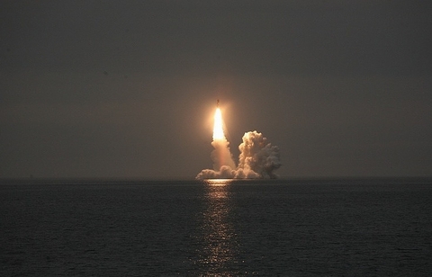 Tàu ngầm nguyên tử lớn nhất thế giới bắn siêu tên lửa Bulava