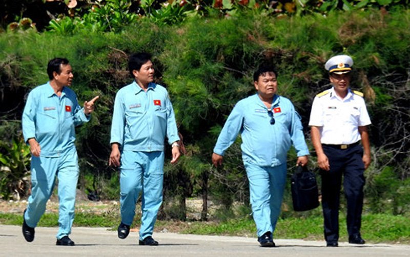 Thượng tá Nguyễn Đức Hảo (ngoài cùng bên trái) cũng các đồng đội trong Lữ đoàn 918. Ảnh: Mai Thanh Hải/Thanh Niên