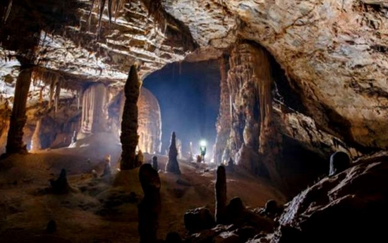 Bên trong hang Hòa Hương, hang động có độ tuổi già nhất được phát hiện ở Quảng Bình. Ảnh: Đoàn khảo sát cung cấp.