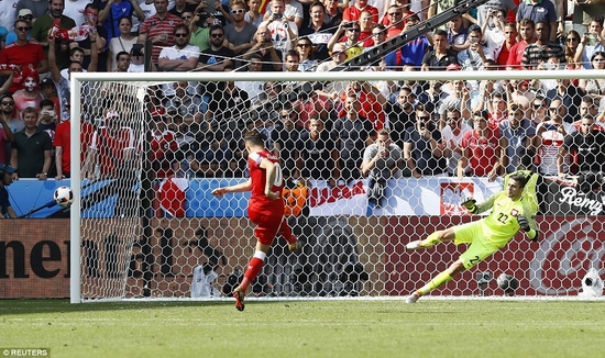 Xhaka sút hỏng penalty khiến Thụy Sỹ thua đau trước Ba Lan