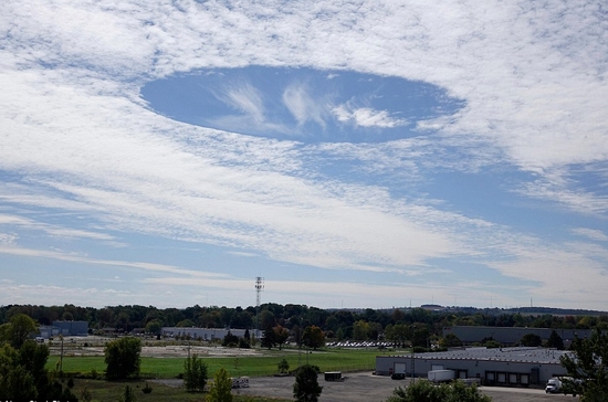 Đám mây mang hình dáng đĩa bay xuất hiện trên bầu trời