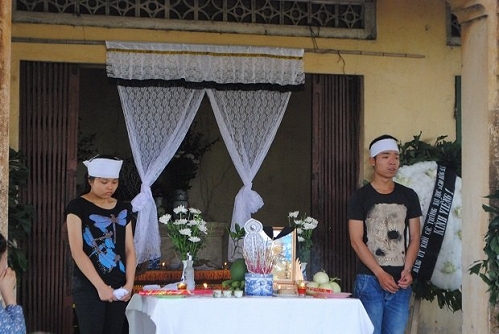 Lễ viếng em Nguyễn Thị Ngân, một trong ba nữ sinh Trường ĐH Ngoại thương bị lũ cuốn khi tham gia tình nguyện tại Quảng Ninh.