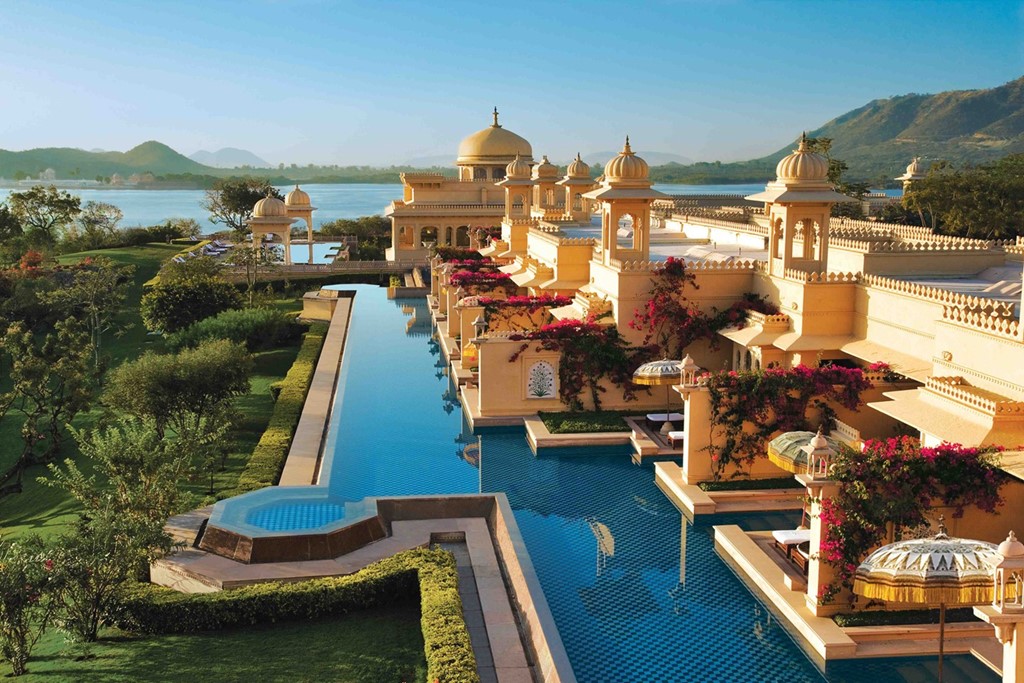 Oberoi Udaivilas, Udaipur, Ấn Độ: Nằm bên bờ hồ Pichola, bể bơi này khiến du khách có cảm giác như mình là những ông hoàng bà chúa thời xưa.