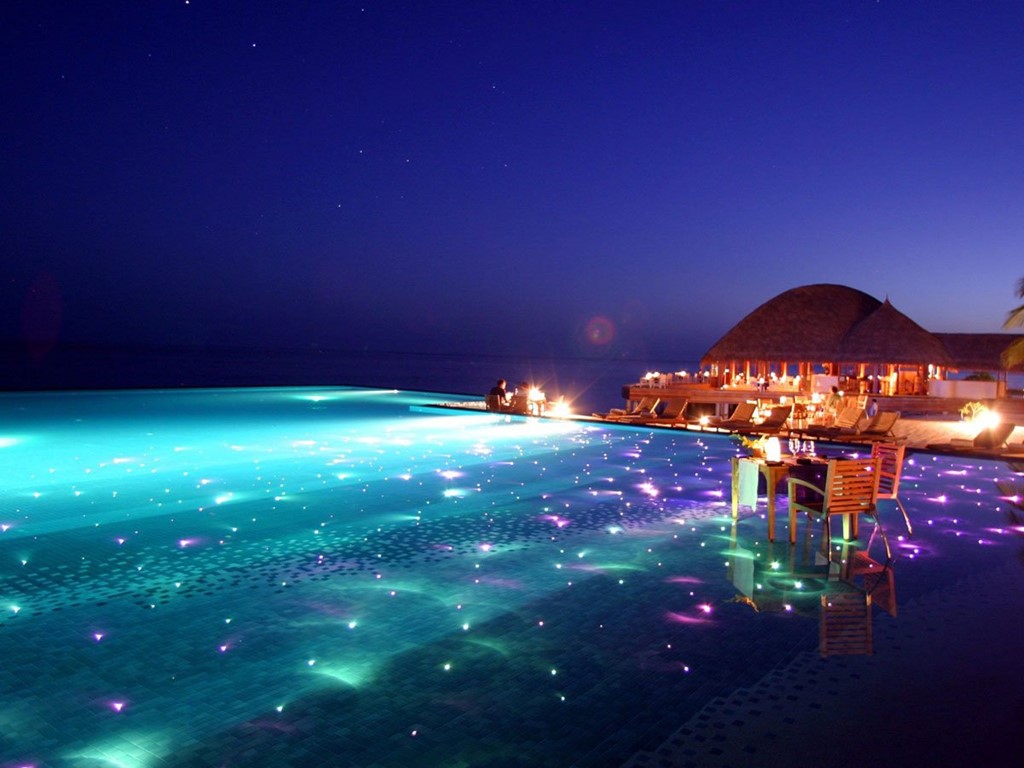 Huvafen Fushi, Maldives: Với hệ thống đèn rực rỡ, bể bơi này là nơi thư giãn lý tưởng và lãng mạn cho các cặp đôi vào buổi tối.