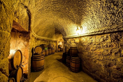 Lạc lối trong hầm rượu cổ Debay tại Bà Nà Hills