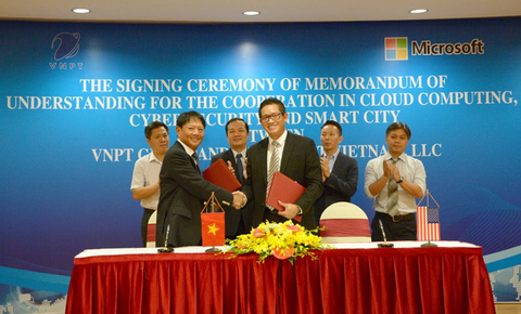 ông Lương Mạnh Hoàng, Phó Tổng Giám đốc VNPT (bìa trái) và ông Vũ Minh Trí, Tổng giám đốc Microsoft Việt Nam ký kết hợp tác.
