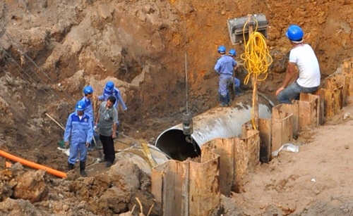 Đường ống sông Đà lại vỡ, hàng nghìn hộ dân bị mất nước sinh hoạt
