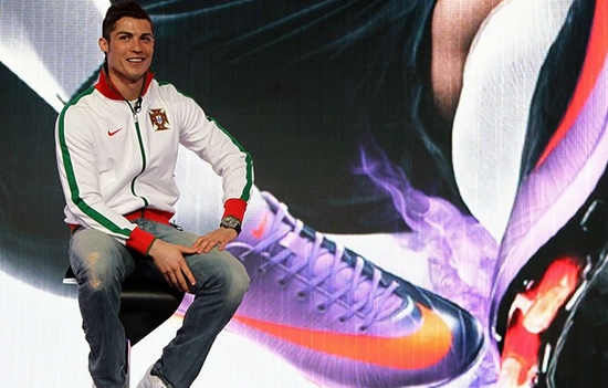 C.Ronaldo kiếm hàng chục triệu USD/năm từ tiền quảng cáo