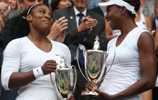 Serena cùng Venus vô địch đôi nữ ở Wimbledon 2016. 