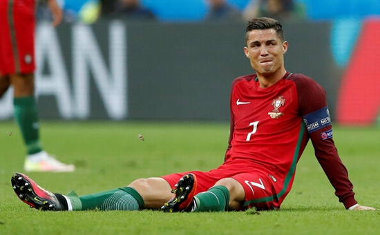 C.Ronaldo khóc sau khi không thể tiếp tục đá trận chung kết Euro 2016