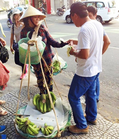 Hình ảnh du khách người Trung Quốc trêu đùa người bán chuối rong tại Đà Nẵng gây sốc cộng đồng mạng thời gian gần đây.