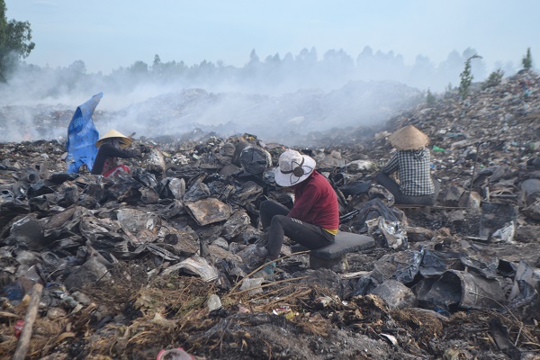 Gần 10 tấn rác thải công nghiệp đã được đốt để lấy sắt