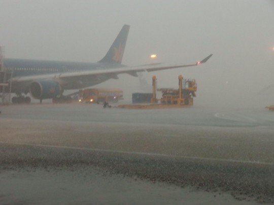 Mưa lớn tại sân bay Tân Sơn Nhất đã khiến cho nhiều chuyến bay bị ảnh hưởng. Ảnh: Người Lao Động