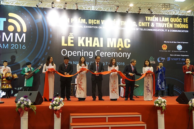 Các đại biểu cắt băng khai mạc Triển lãm Vietnam ICT Comm 2016