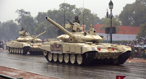 100 xe tăng Ấn Độ rầm rập kéo đến biên giới giáp với Trung Quốc