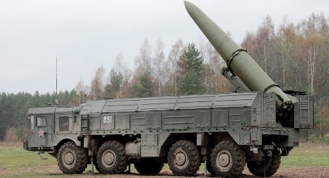 Nga rầm rập kéo hàng loạt tên lửa đến biên giới