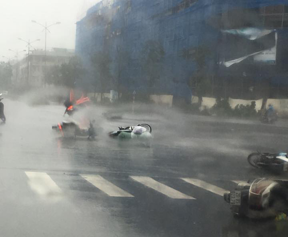 Bão quật đổ xe máy, người đi đường trên các cầu vượt Hà Nội