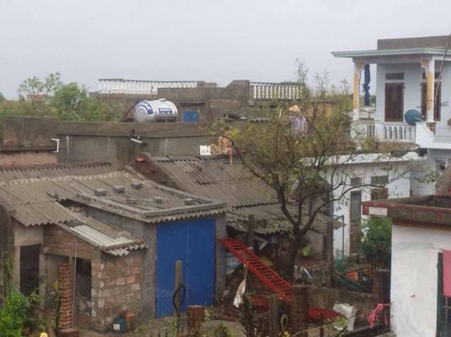 Người dân xã Tân Thịnh, Nam Trực, Nam Định gia cố mái nhà trong sáng nay