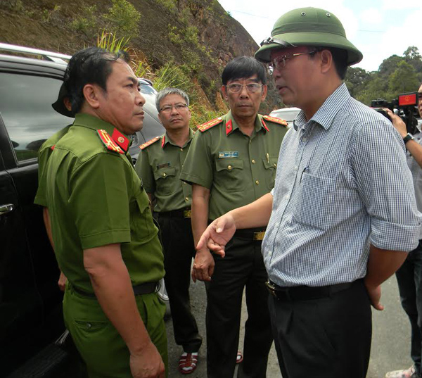 Phó chủ tịch tỉnh Quảng Nam Lê Trí Thanh chỉ đạo truy tìm lần theo dấu vết đường dây phá rừng