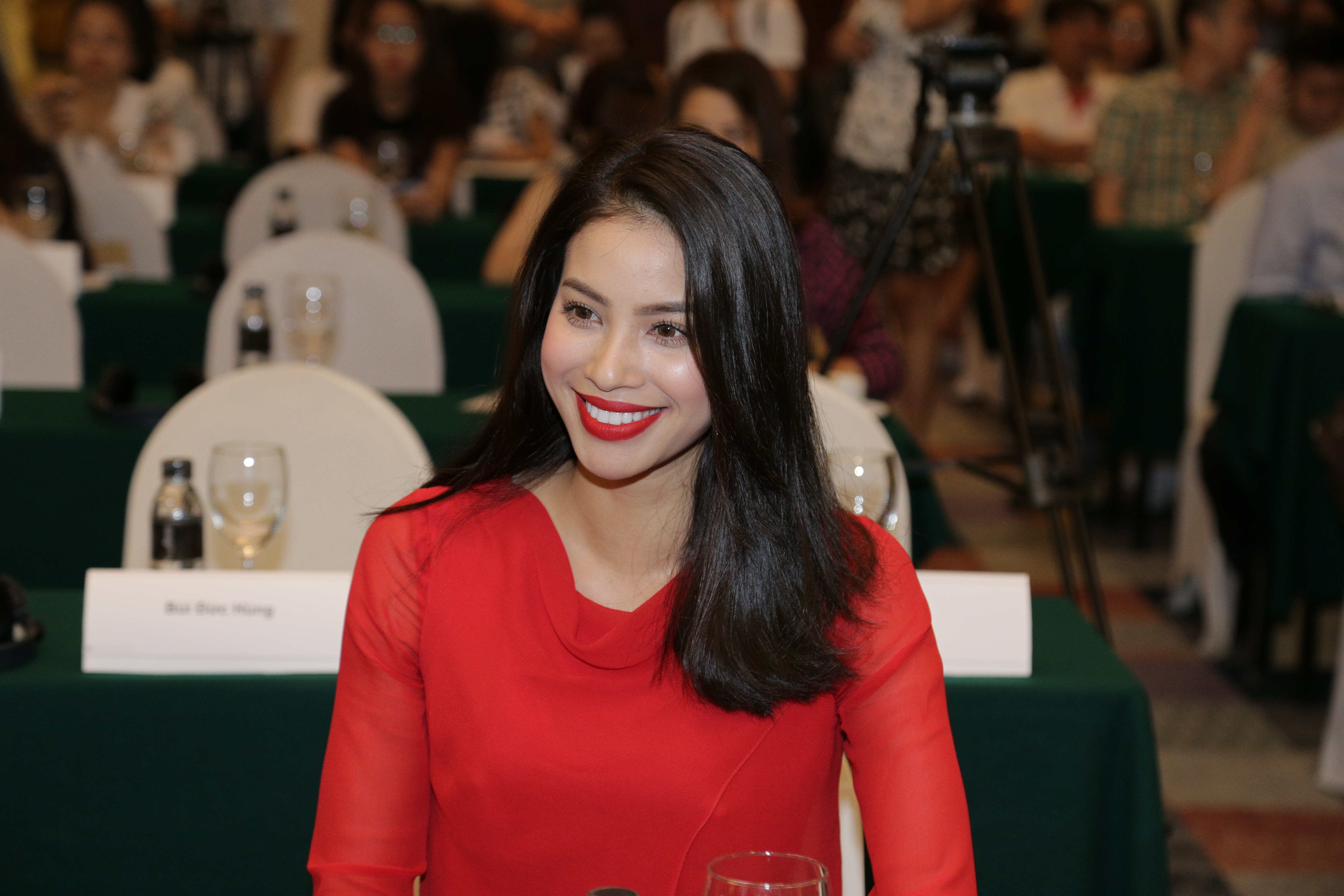 Hoa hậu Phạm Hương làm đại sứ trong chiến dịch &quot;Cứu tê tê&quot;