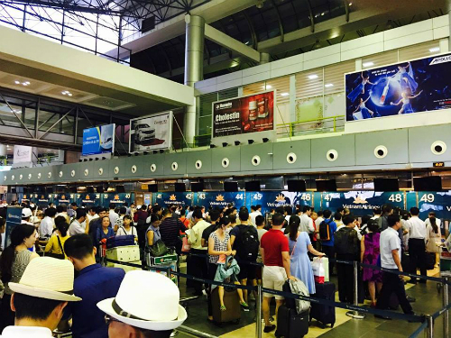 Các màn hình thông báo ở sân bay Nội Bài chiều nay đã tắt. Hành khách dồn ứ vì chưa thể làm được thủ tục bay. Ảnh: H.S.