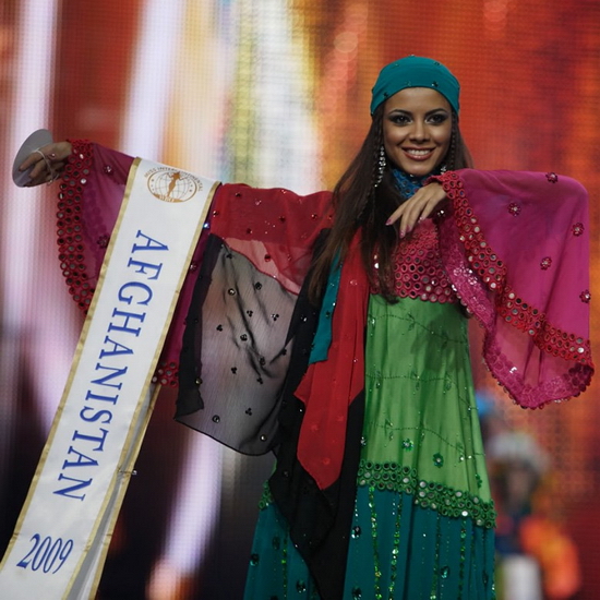 Afghanistan - Zallascht Sadat  Zallascht Sadat đã giành được một số giải thưởng ở các cuộc thi sắc đẹp, trong đó có Hoa hậu Afghanistan vào năm 2008-2009 và Hoa hậu Quả cầu vào năm 2012.