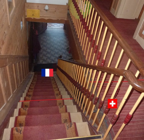 Cầu thang và tầng 2 khách sạn thuộc Thụy Sỹ, còn tầng 1 thuộc Pháp!