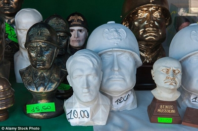 Italia cấm bán đồ lưu niệm in hình trùm phát xít Mussolini