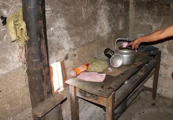 Ấm nước ở góc bếp mà trước đó Lài đổ thuốc sâu vào nhằm độc độc em vợ vì gạ tình bất thành.