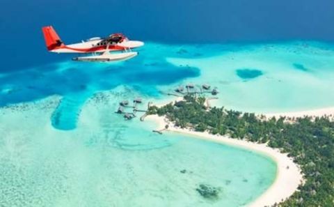 Một chiếc thủy phi cơ bay trên một trong những hòn đảo của Maldives.