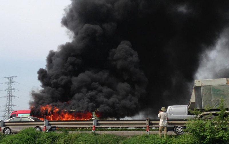 Xe khách cháy đùng đùng trên cao tốc Pháp Vân