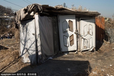 Nằm trong lòng quận Gangnam giàu có giữa Seoul hoa lệ là một khu ổ chuột rách nát và chật chội. Khó ai có thể tưởng tượng chỉ cách một đường cao tốc 6 làn xe là một cuộc sống khác biệt với những tòa nhà của khu Gangnam với nhiều người thượng lưu. Những căn nhà tạm bợ, xiêu vẹo và chật chội là nơi sống của nhiều người nghèo khổ. Khu ổ chuột Guryong có khoảng 2.000 cư dân đang sinh sống. Họ đến đây từ năm 1988 sau khi cơ quan chức năng giải tỏa nhà cửa để lấy đất phục vụ cho quá trình xây dựng các công trình tại Thế vận hội Seoul 1988.