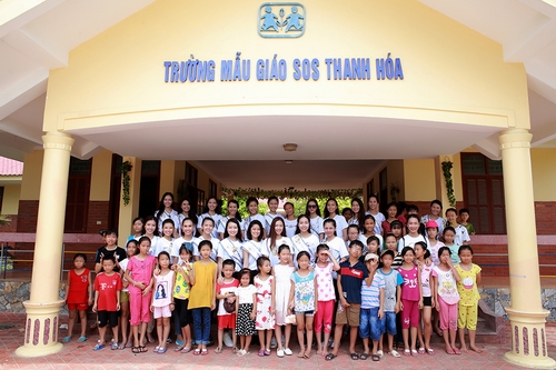 Top 40 thí sinh Hoa hậu Bản sắc Việt tặng quà trẻ em SOS Thanh Hóa